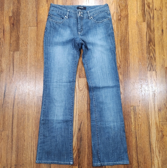 Daisy Fuentes Size 6 Flare Leg Medium Wash inseam 32.5 - Picture 6 of 10